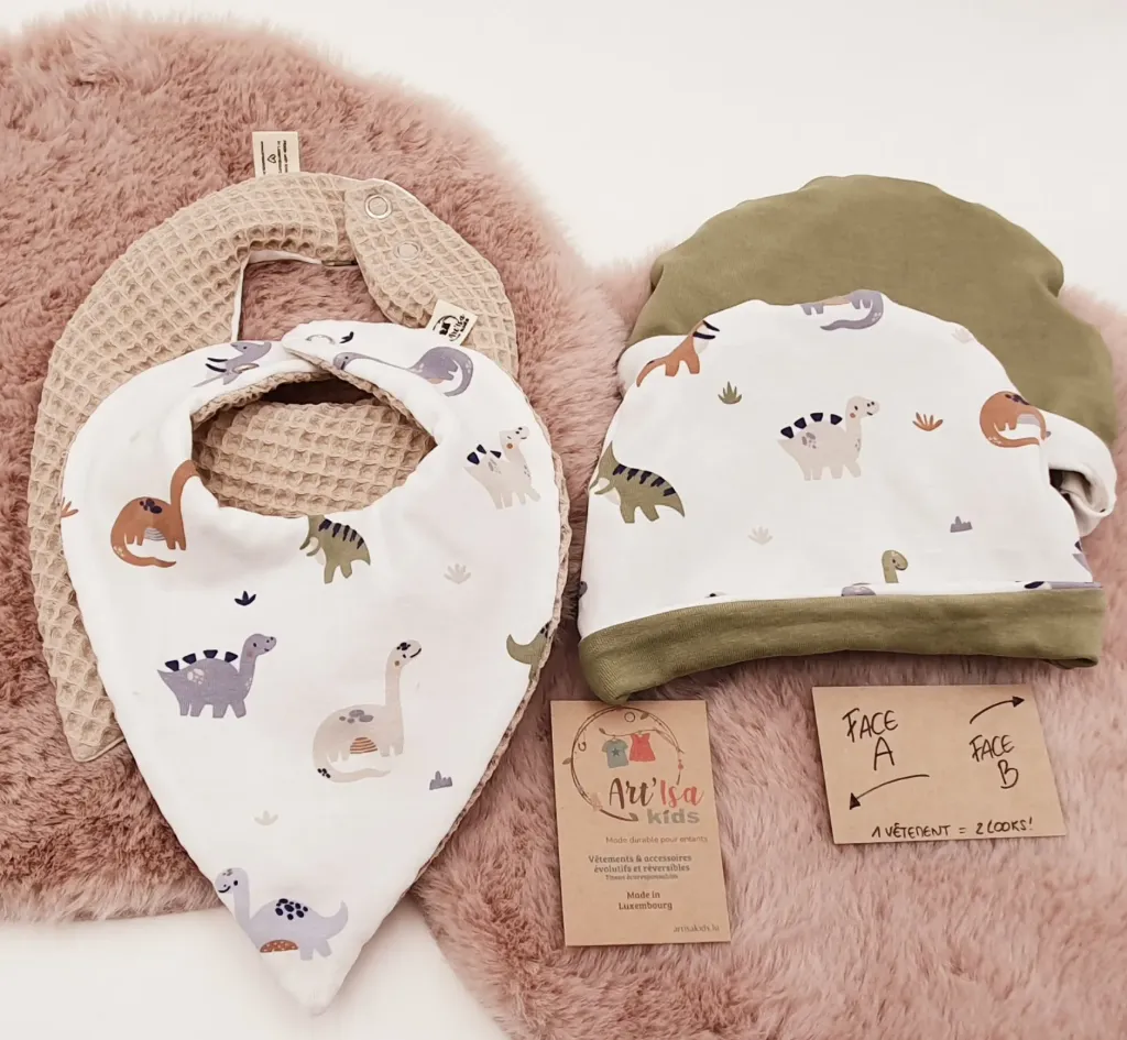 Bonnet réversible simple DINOSAURES