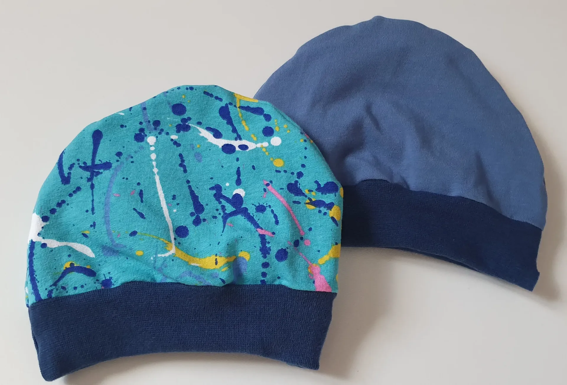 Bonnet réversible avec bord-côte TACHES