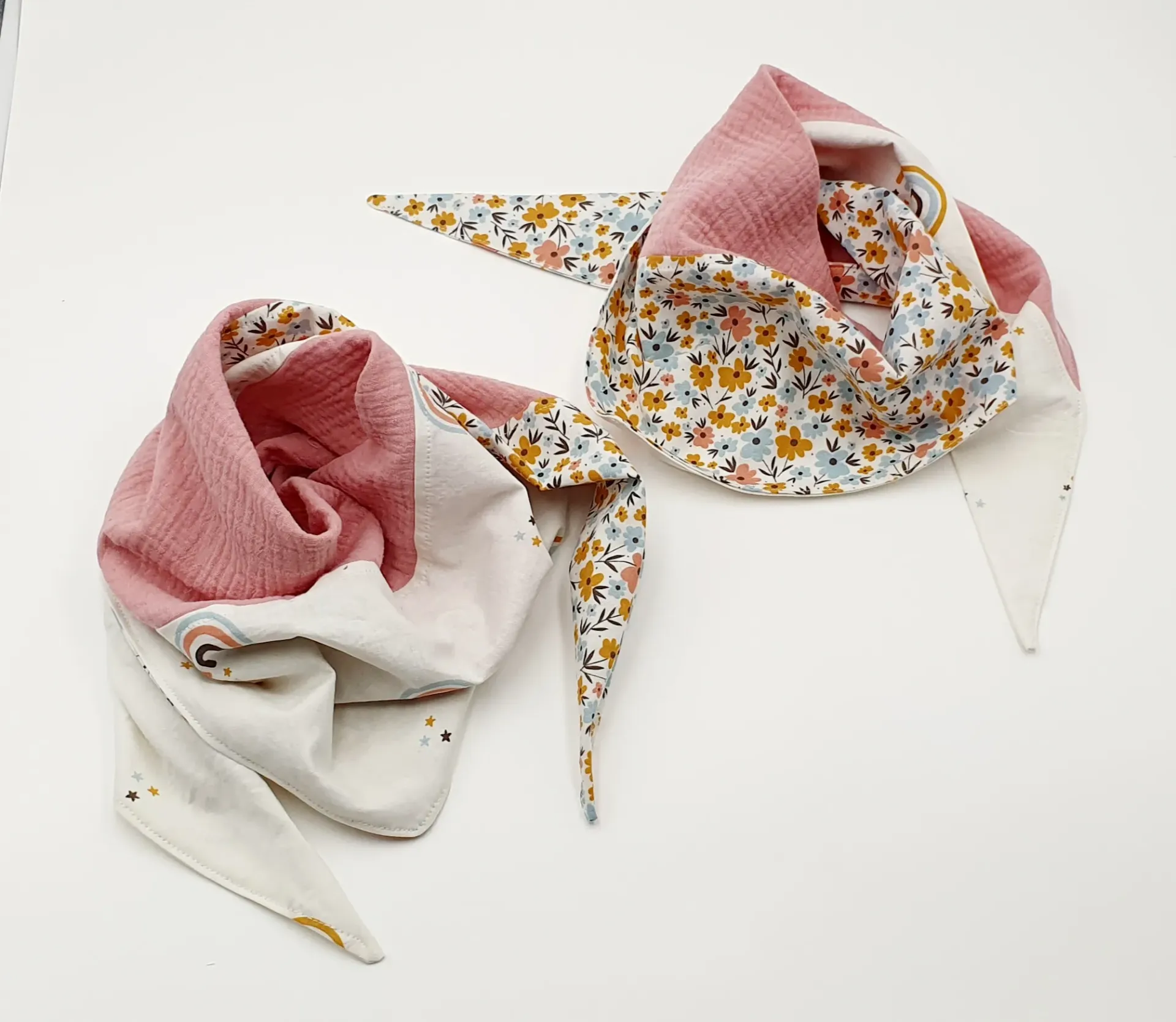 Foulard triangle réversible coton FLEURS D'ETE & ARCS en CIEL (T1 (6-18M))