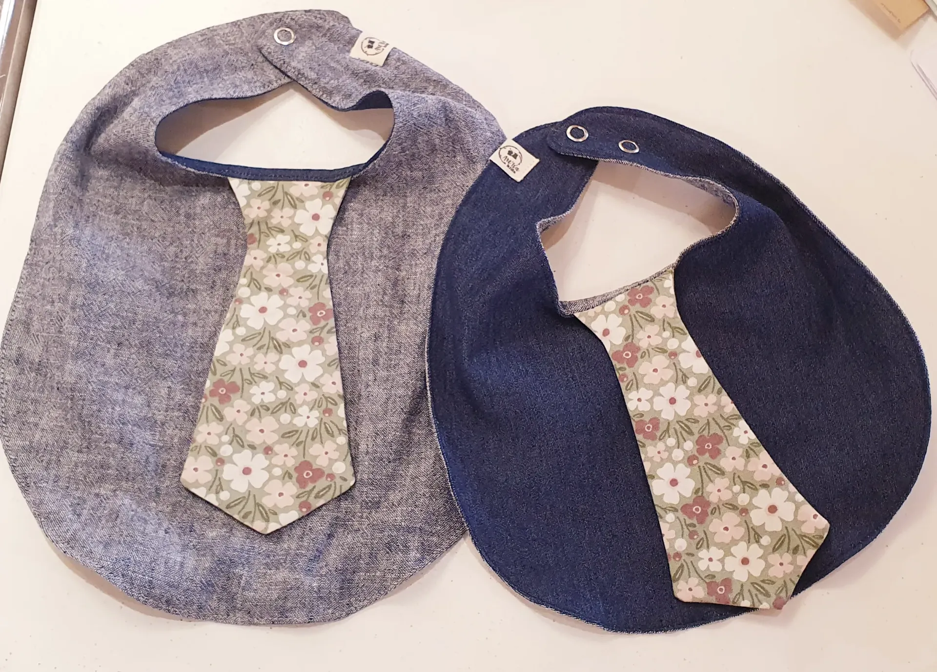 Bavoir chic cravatte FLEURS DE SAUGE réversible